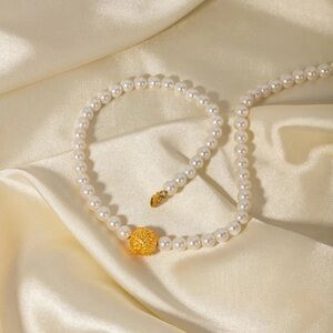 Lustrous Pearl Necklace with Gold Detail